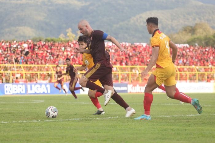 Kapten PSM Makassar, Wiljan Pluim berusaha melewati hadangan pemain Persik Kediri