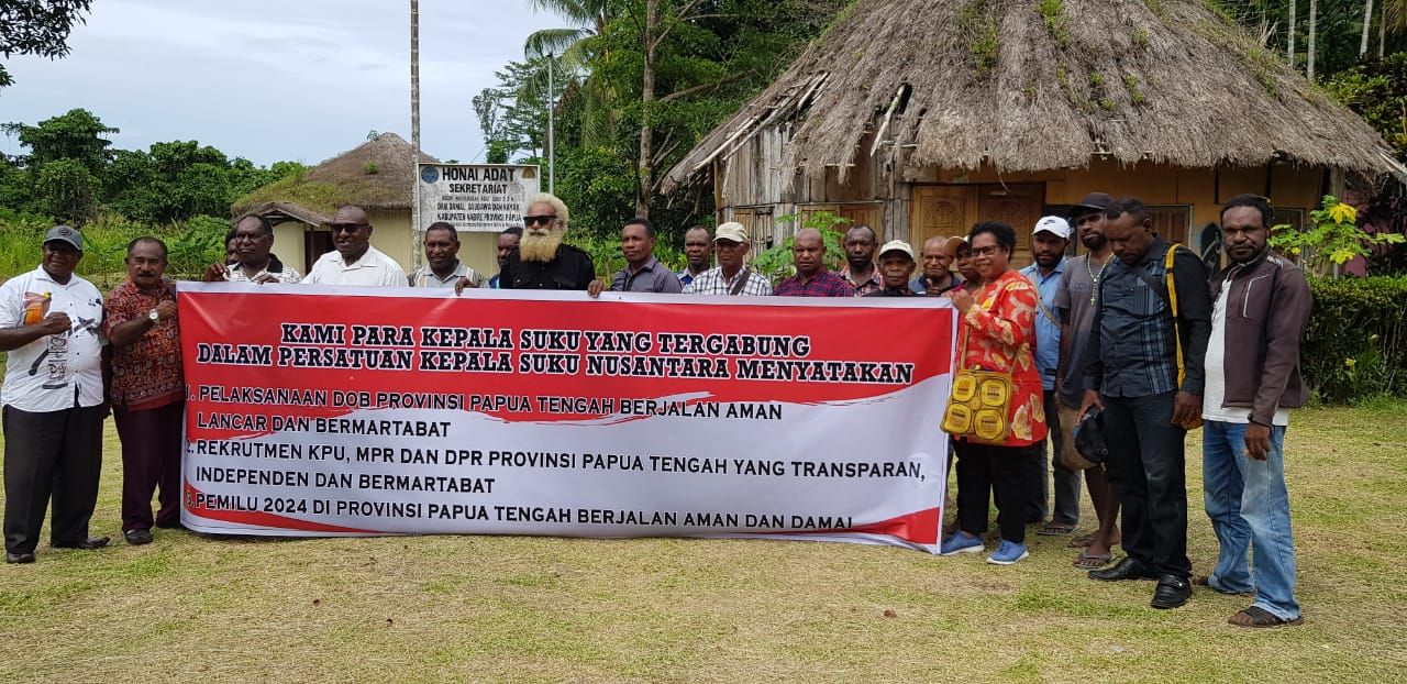 Kepala suku D3N (Dani, Damal, Dauwa dan Nabire) Ayub Wonda (tengah baju hitam) berfoto bersama persatuan kepala suku nusantara