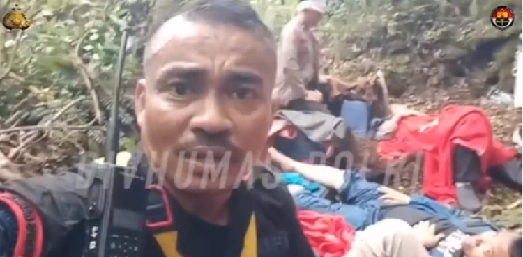 Tim SAR gabungan POLRI-TNI, Basarnas, dan relawan berhasil menemukan lokasi jatuhnya Helikopter rombongan Kapolda Jambi Irjen Pol Rusdi Hartono./tangkap layar @divisihumaspolri