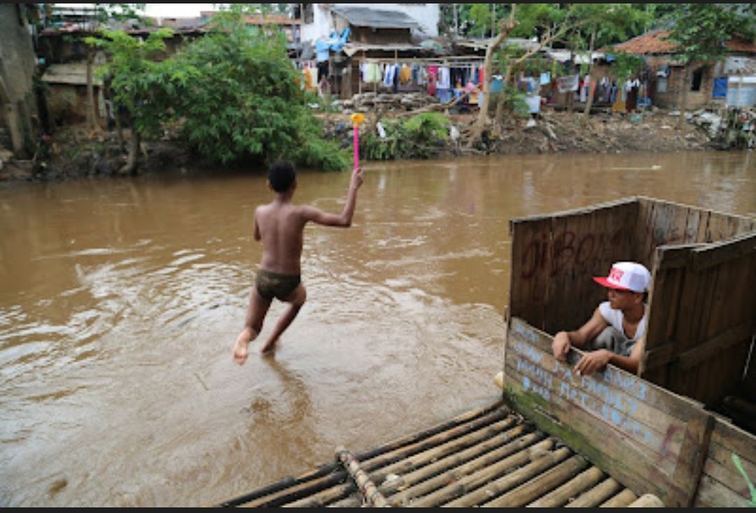 Anak berenang di sungai Ciliwung