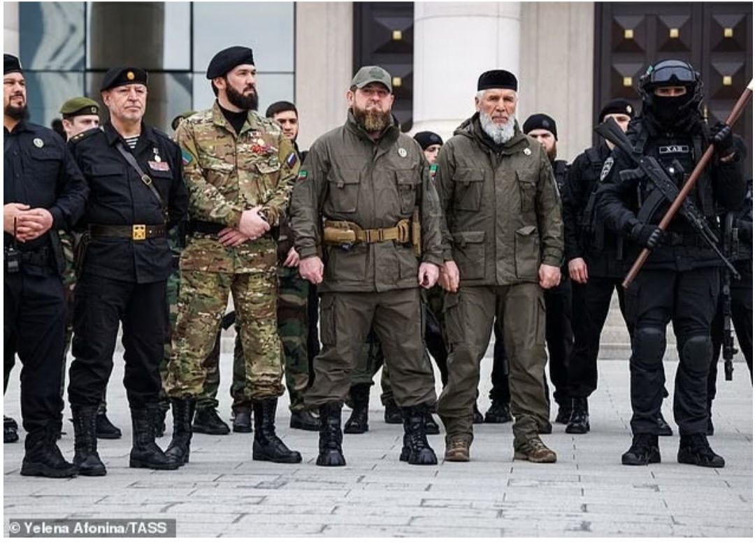 Panglima perang Chechnya Ramzan Kadyrov (tengah) pada hari Minggu mengancam akan membentuk pasukan pribadinya sendiri dengan gaya tentara bayaran Kelompok Wagner Yevgeny Prigozhin.  