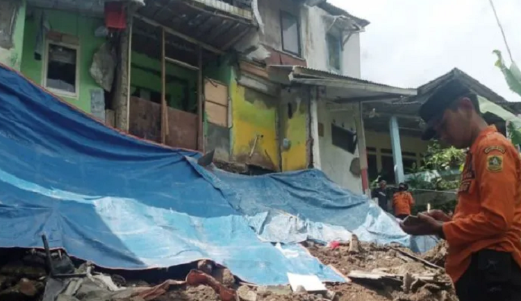 Empat rumah warga rusak akibat longsor di Desa Ciburu, Cigombong, Kabupaten Bogor pada Minggu, 19 Februari 2023.
