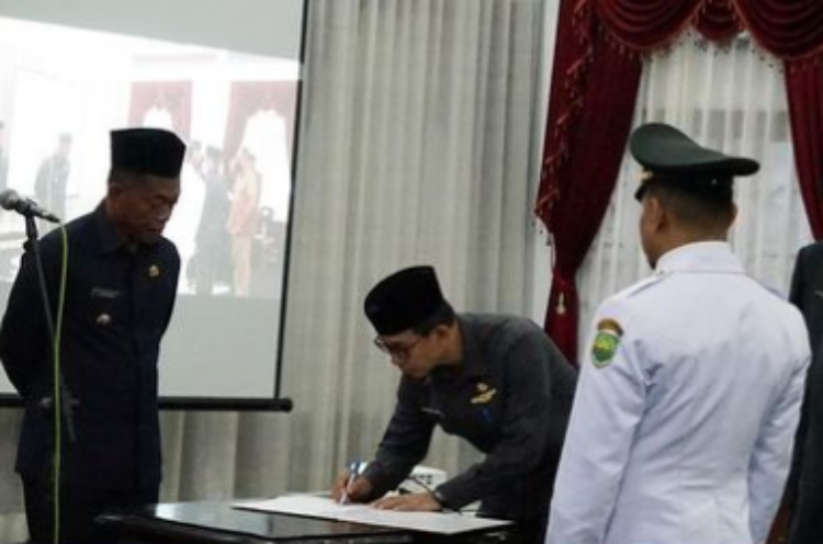 Bupati Subang saat proses melantik dan mengukuhkan 159 Pejabat Pemkab Subang di Pendopo Rumah Dinas Bupati.