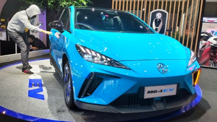 Konsumen tengah mencoba mobil listrik karya Morris Garage (MG) Indonesia, yakni MG4 EV, mobil crossover bertenaga 100 persen listrik, di pameran Indonesia Internasional Motor Show (IIMS) 2023, Senin 20 Februari 2023.