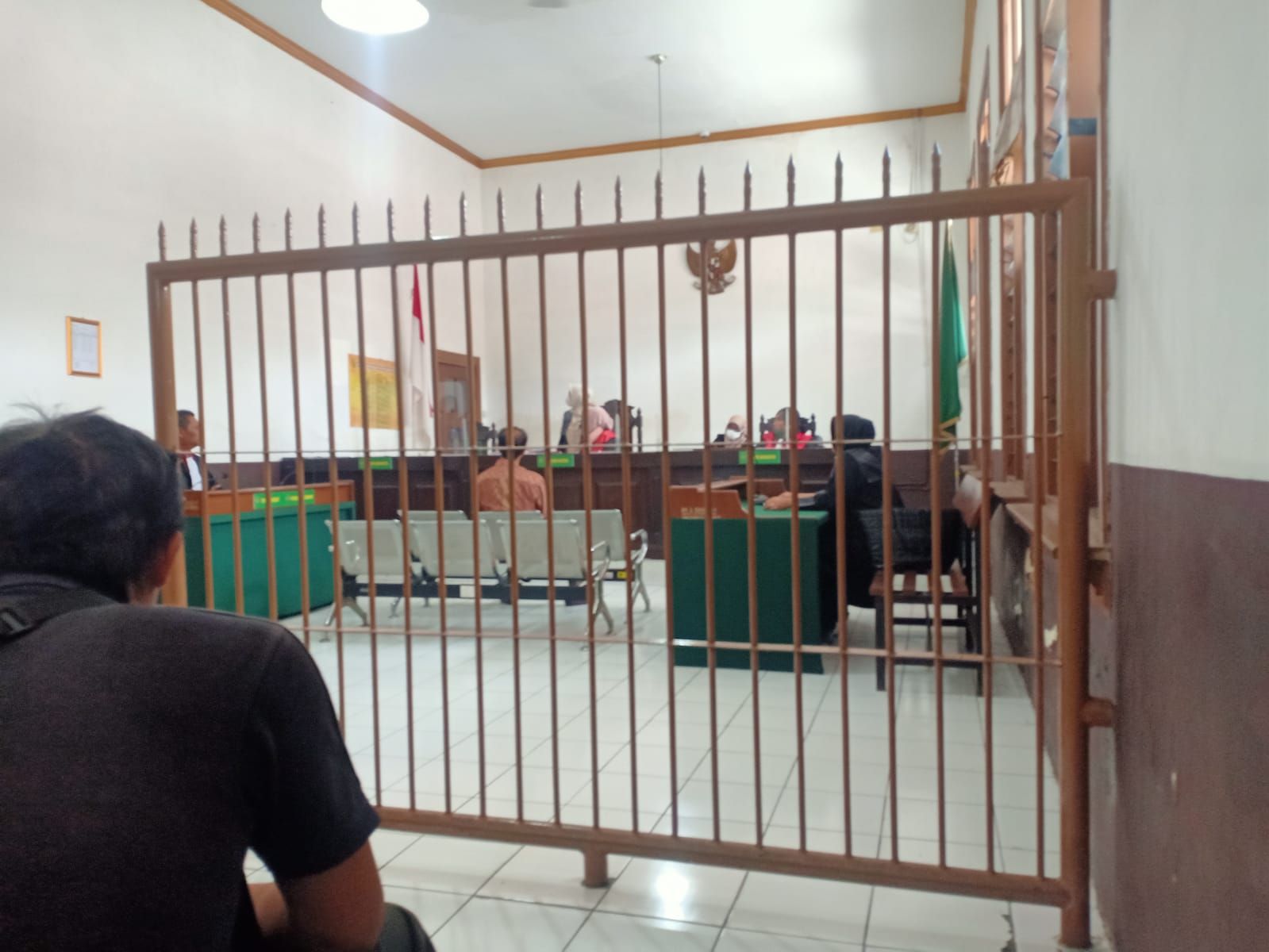 PN Bandung menyidangkan agenda tuntutan kasus perusakan tembok di Jalan Surya Sumantri, Selasa 21 Februari 2023. Jaksa menuntut 1 tahun penjara terhadap terdakwa HSH