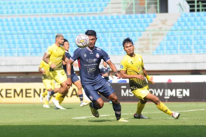 Pemain Arema FC, Dedik Setiawan berusaha melewati hadangan pemain Barito Putera, Selasa 21 Februari 2023