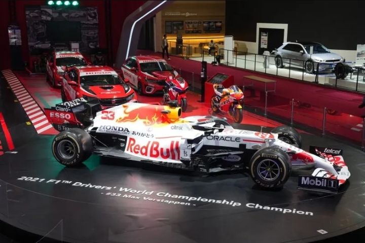 Honda menjadi "rebutan" beberapa tim F1 bisa jadi karena Honda bergabung sebagai salah satu dari enam pemasok mesin atau power unit bersama Ford, Ferrari, Audi, Mercedes, dan Renault mulai 2026.