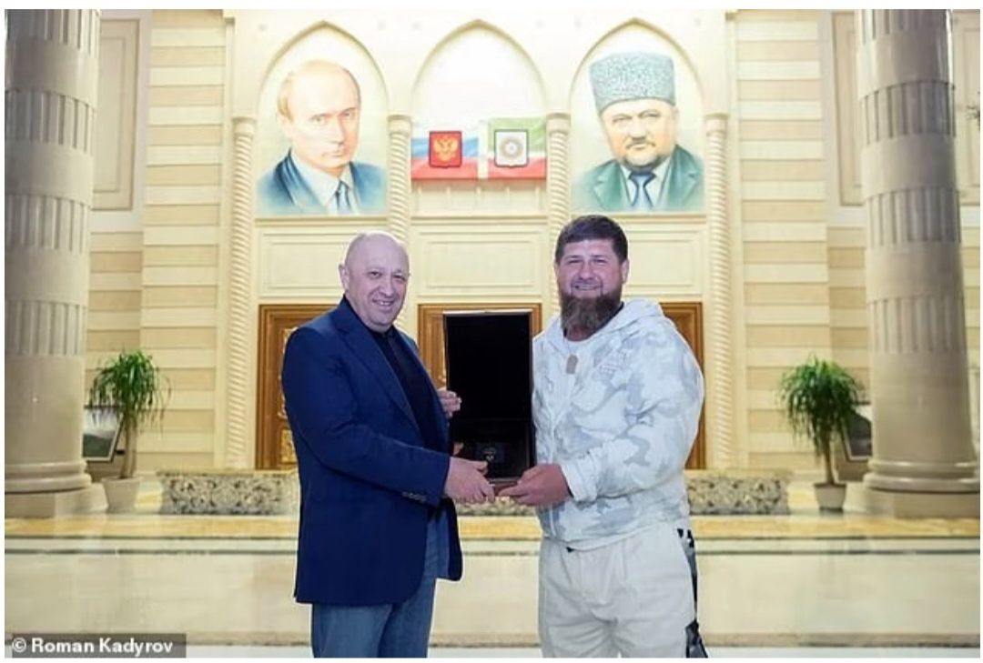 Pemimpin Grup Wagner Yevgeny Prigozhin, (kiri), dipuji oleh panglima perang Chechnya Ramzan Kadyrov (kanan) atas 'hasil yang mengesankan' di Ukraina.  