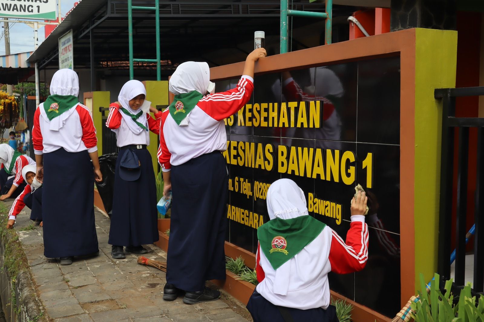 Peringati HPSN2023 siswa SMPN 1 Bawang lakukan aksi bersih lingkungan di sekitar Puskesmas 1 Bawang pada Selasa 21 Februari 2023