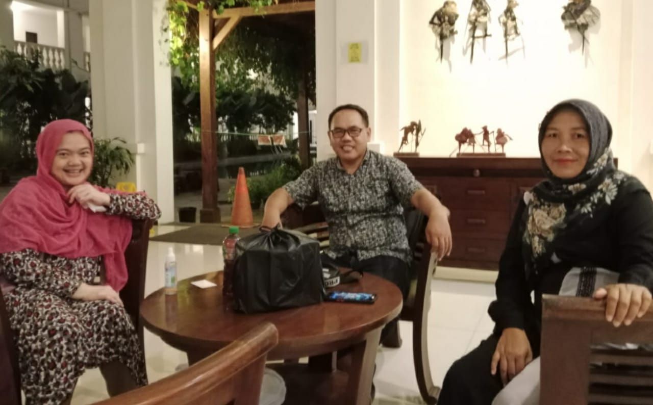 Wakil Sekjen Satupena Pusat Swary Utami Dewi (kiri), bersama Gunawan Trihantoro dan Imroyati mewakili Satupena Jawa Tengah
