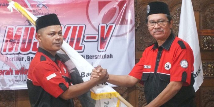 Ketua BPW Oi Jabar Dego Sakareupna (kiri) menerima pataka Oi dari Ketua Umum BPP Oi H Ainul Hidayat.*/kabar-priangan.com/Dok. Ashmansyah Timutiah