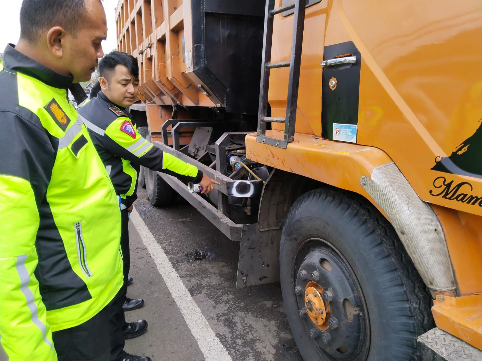 Kendaraan truk yang menyebabkan kecelakaan beruntun di Jalan Raya Sukabumi Bogor