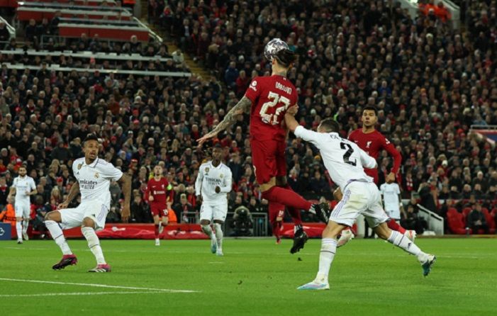 Darwin Nunez dari Liverpool beraksi dengan Dani Carvajal dari Real Madrid. Sepak Bola - Liga Champions - Babak 16 Besar Leg Pertama - Liverpool v Real Madrid - Anfield, Liverpool, Inggris - 21 Februari 2023. 