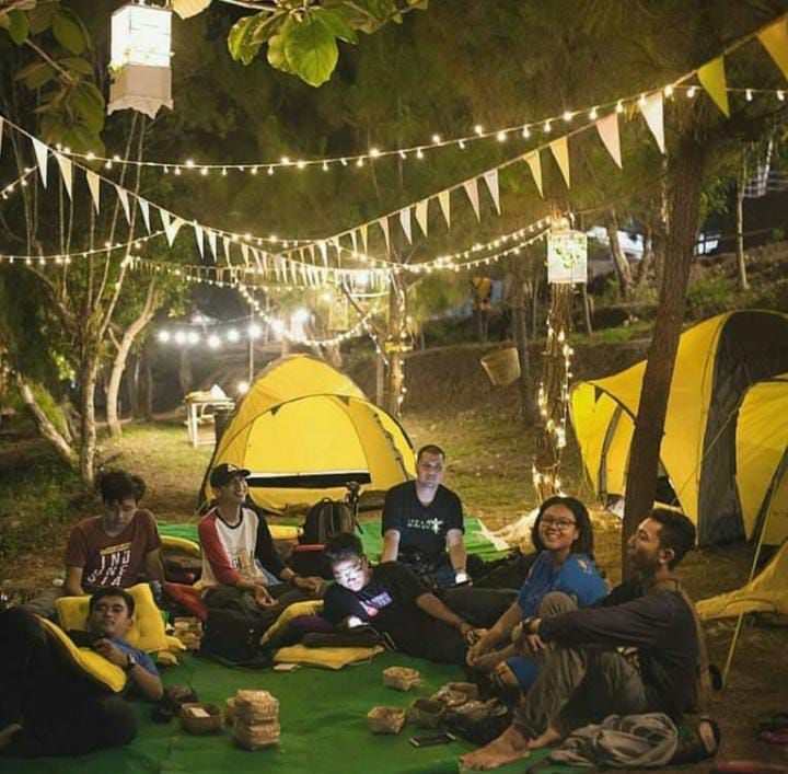 Suasana camping malam hari (sumber: katalog reservasi Lintang Sewu)
