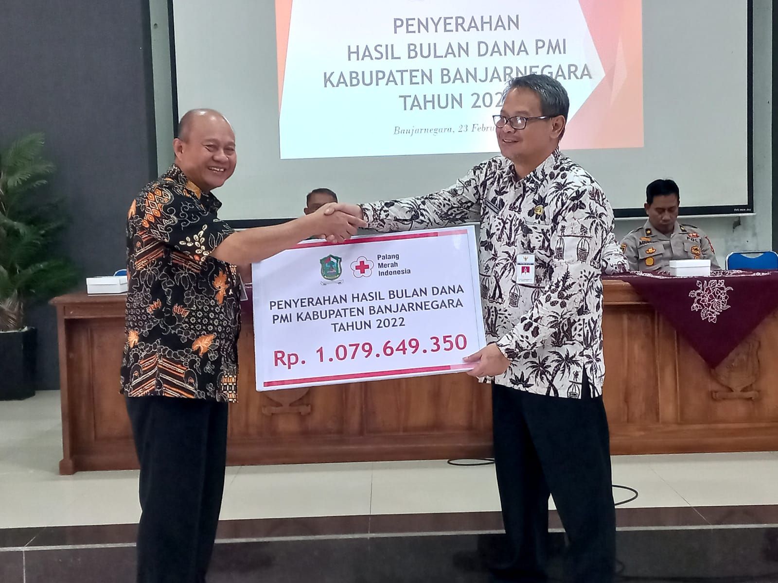 Sekda Banjarnegara Indarto selaku Ketua Umum Panitia Bulan Dana PMI Kabupaten Banjarnegara Tahun 2022 serahkan hasil Bulan Dana secara simbolis kepada Pj Bupati Banjarnegara Tri Harso Widirahmanto