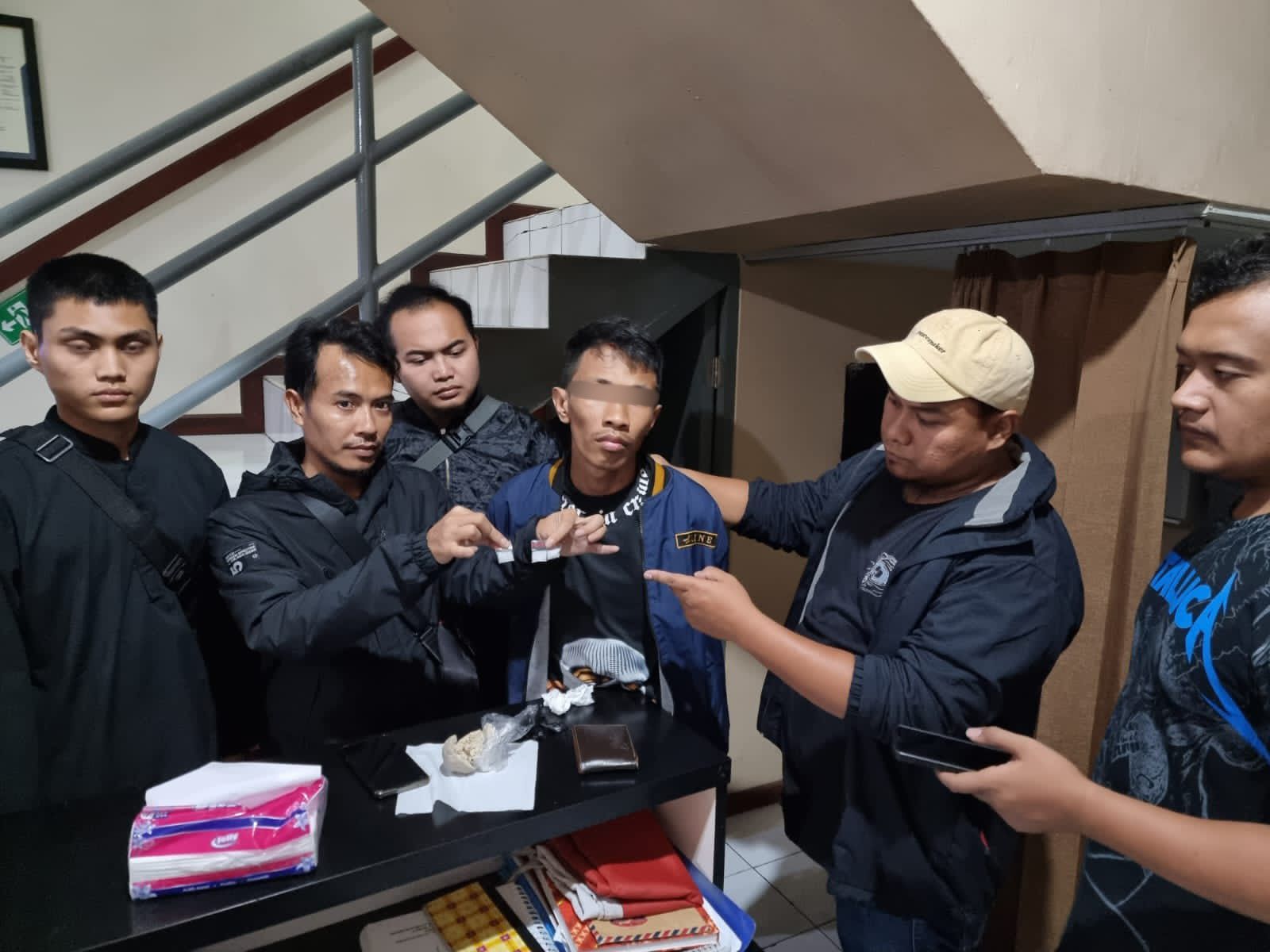 Pengamanan pelaku pelemparan narkoba jenis sabu ke Lapas kelas IIB Sukabumi.