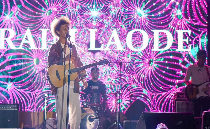 Viral di Medsos! Inilah Arti dan Lirik Lagu Komang yang Dinyanyikan Raim Laode