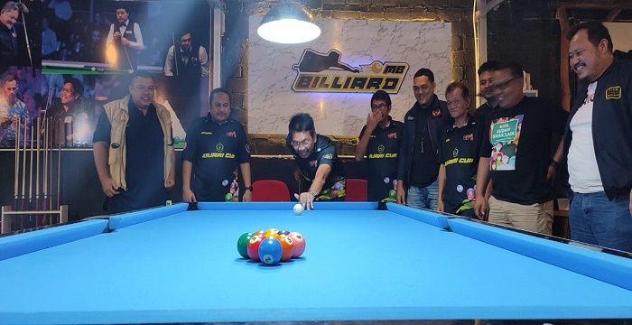 Kajari Pangkalpinang Saiful Bahri memukul bola biliard tanda dimulainya kejuaraan Billiard Kajari Cup 2023 