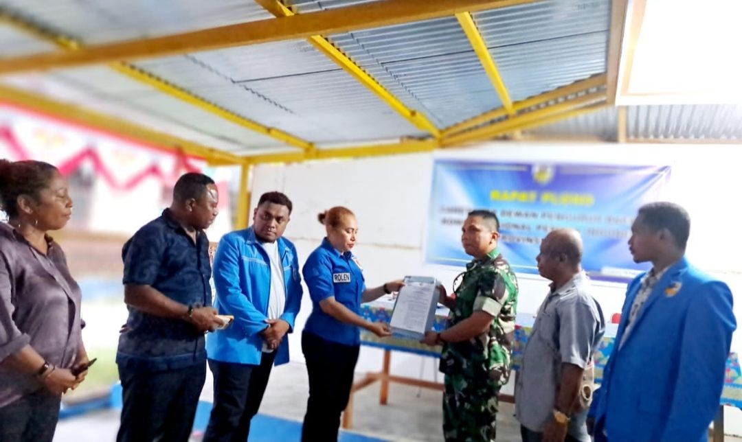 Suasana penyerahan SK Kemenkumham KNPI Provinsi Papua kepada perwakilan Kodam XVII Cendrawasih, melalui Wakil Aster Letkol Inf Beni.