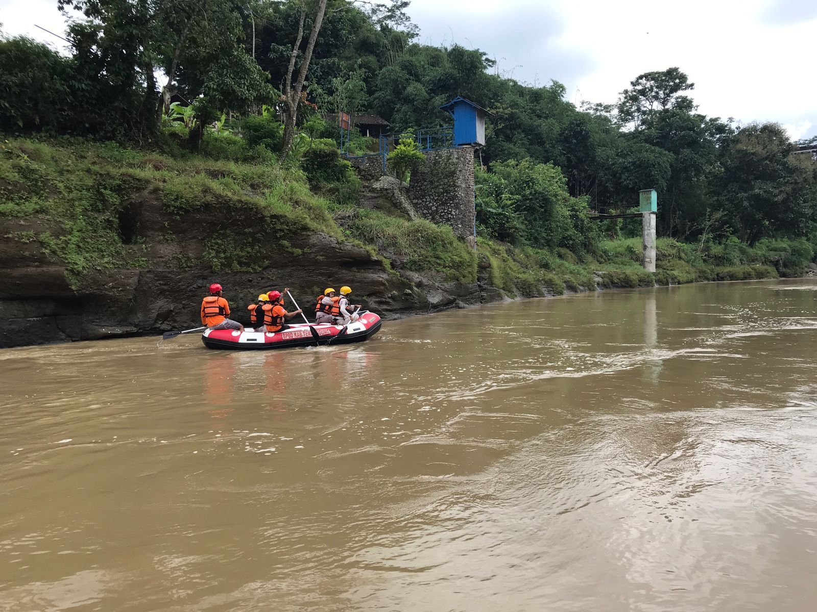 Tim SAR BPBD Temanggung melakukan penyisiran menggunakan perahu karet di Kali Progo, Rabu 22 Februari 2023. 