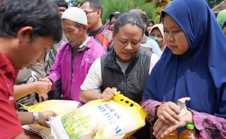 Bazar sembako murah bertajuk 'Gelar Pangan Murah' di Kantor Keluraha Karadenan, Cibinong, Bogor