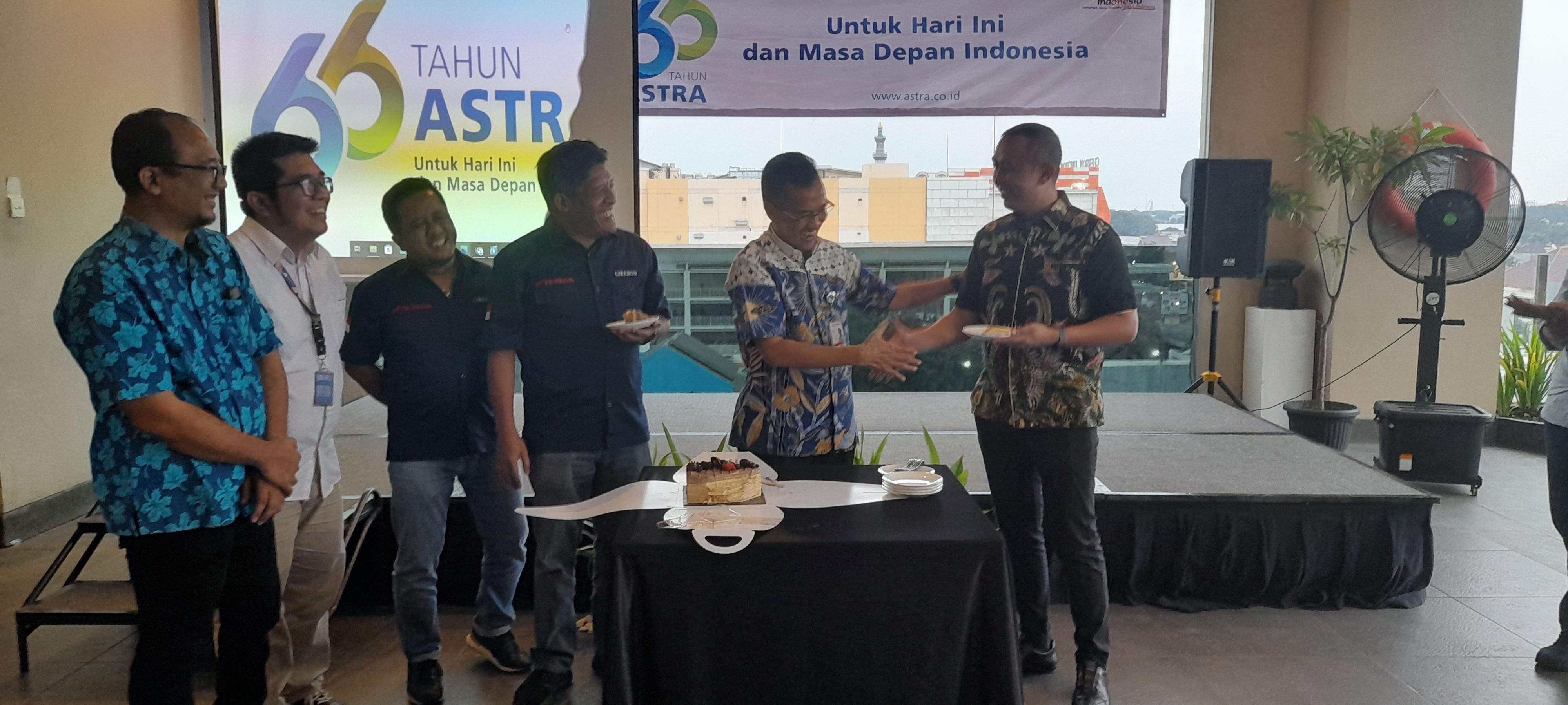 KETUA Koordinator Astra Grup Cirebon Raya, H.Winanro Menyerahkan kue HUT ke-66 Astra 