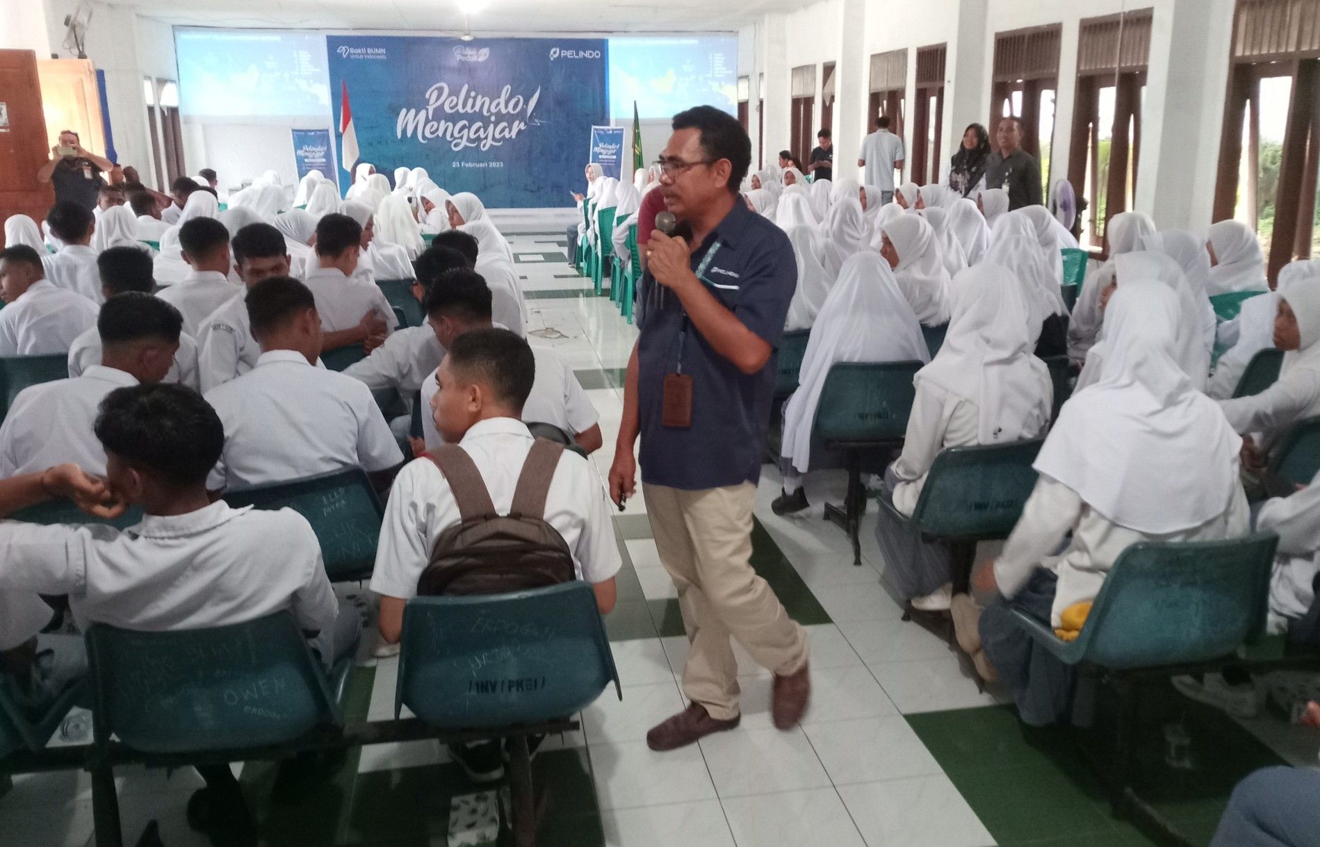 GM Pelindo Kalabahi, Hina Pirandawa tengah memberikan pertanyaan kepada siswa MAN