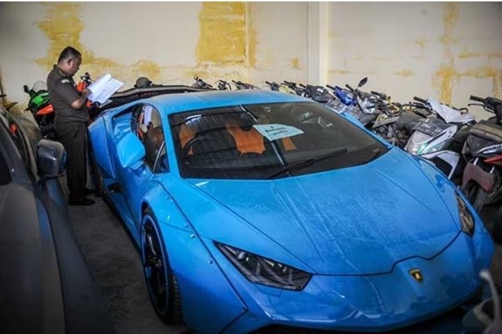 Petugas mendata barang bukti berupa mobil mewah dari kasus penipuan investasi opsi biner di Kejaksaan Negeri Kabupaten Bandung, Jawa Barat, Selasa, 5 Juli 2022.