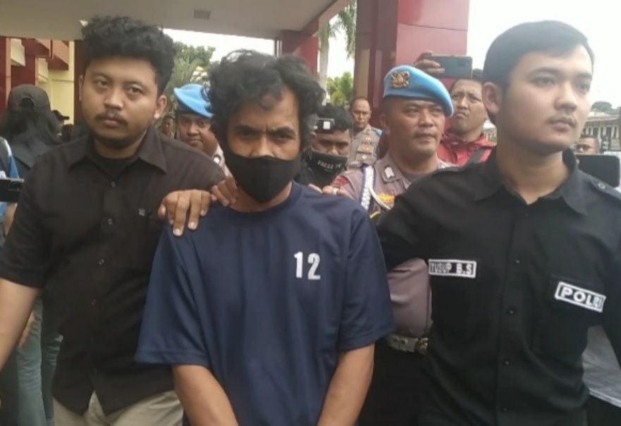 DS tersangka kasus persetubuhan terhadap anak kandungnya digiring petugas usai konferensi pers di Mapolresta Bandung, Kamis 23 Februari 20233