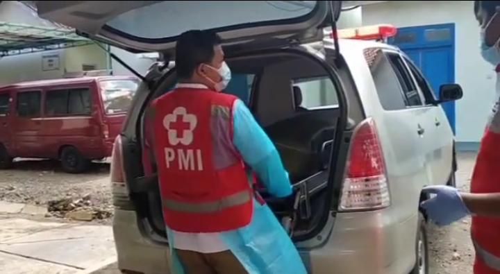 Petugas PMI Purworejo membawa mayat pria ke RSUD dr Tjitrowardojo untuk diautopsi usai evakuasi pada Senin 20 Februari lalu.