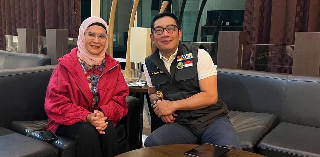 Ridwan Kamil bertemu dengan Bupati Indramayu Nina Agustina.