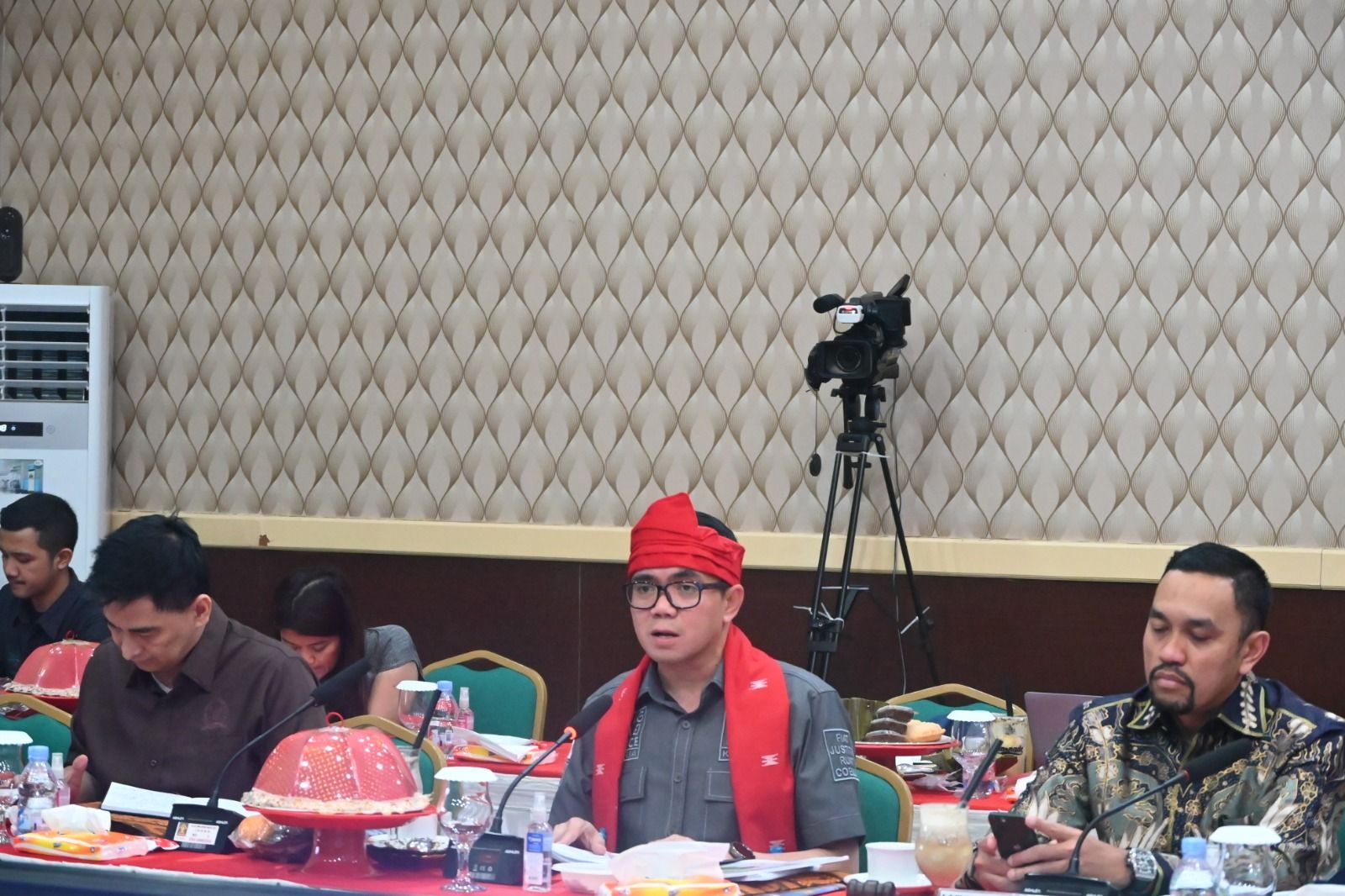Anggota Komisi III DPR RI, Arteria Dahlan (tengah). 
