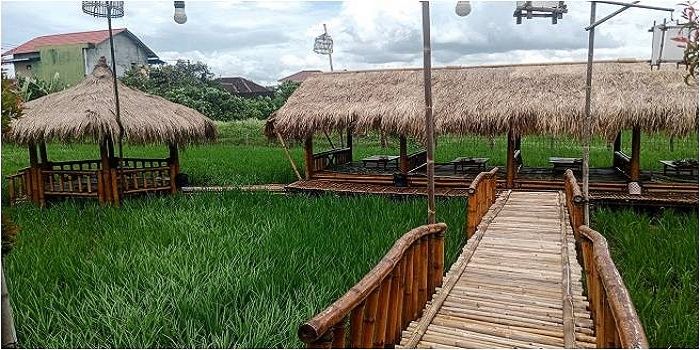 Gubug Makan Apung Suramadu, spot wisata kuliner syahdu di persawahan yang Instagrammable. Tempat ini menawarkan sensasi makan di atas gubug bambu dengan atap jerami