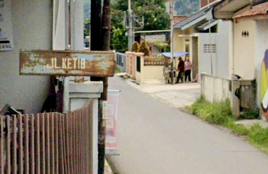 Plang daerah Ketib di Kelurahan Kotakaler, Sumedang.