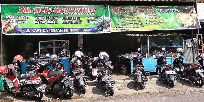 RM Ayam Penyet Bandung Mbok Yamti, kuliner murah di solo idola mahasiswa. RM APB Mbok Yamti menyediakan berbagai menu dengan harga murah. 