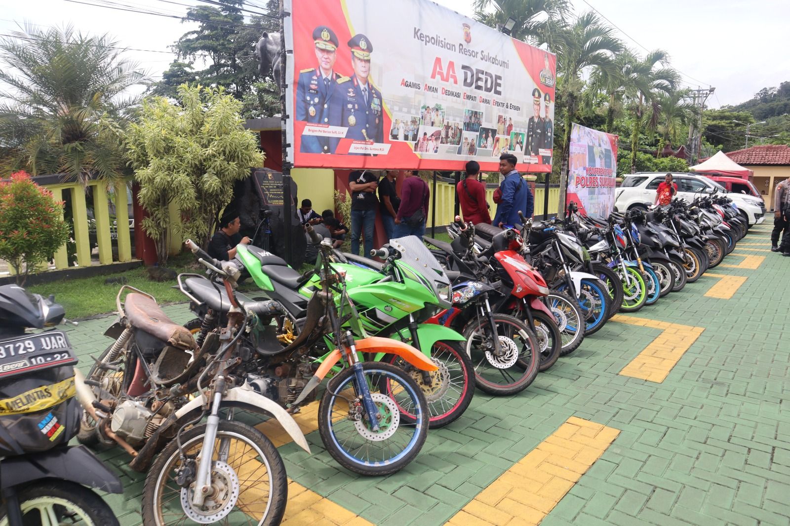 Ilustrasi puluhan sepeda motor hasil curian diamankan polisi.