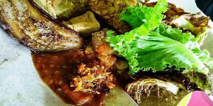 RM Ayam Penyet Bandung Mbok Yamti, kuliner murah di solo idola mahasiswa. RM APB Mbok Yamti menyediakan berbagai menu dengan harga murah. 