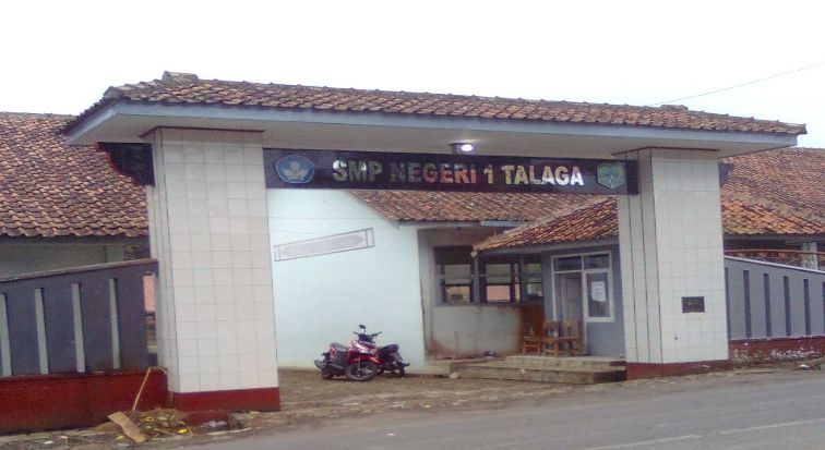 Nampak dari pintu utama SMPN 1 Talaga Kabupaten Majalengka yang beralamat di Desa Talaga Wetan Kecamatan Talaga Kabupaten Majalengka.