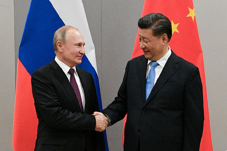 Presiden Rusia Vladimir Putin dan Presiden China Xi Jinping bersalaman