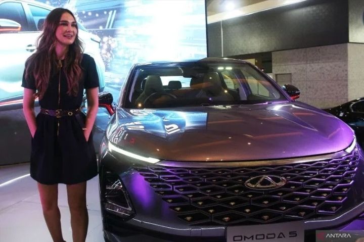 Selebritas Luna Maya saat hadir dalam pameran otomotif Indonesia International Motor Show 2023, Kamis, 23 Feb 2023.  