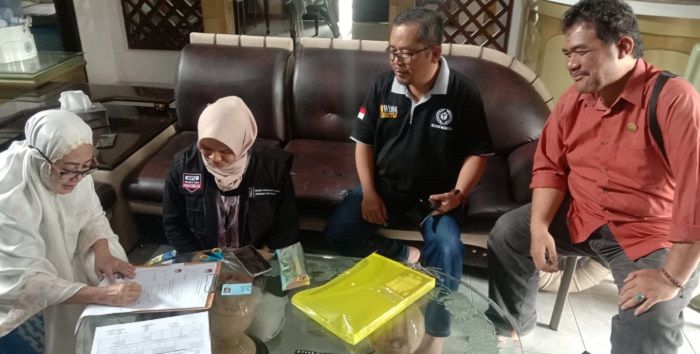 Petugas Pantarlih Kabupaten Tasikmalaya melakukan Coklit di rumah warga/kabar-priangan.com