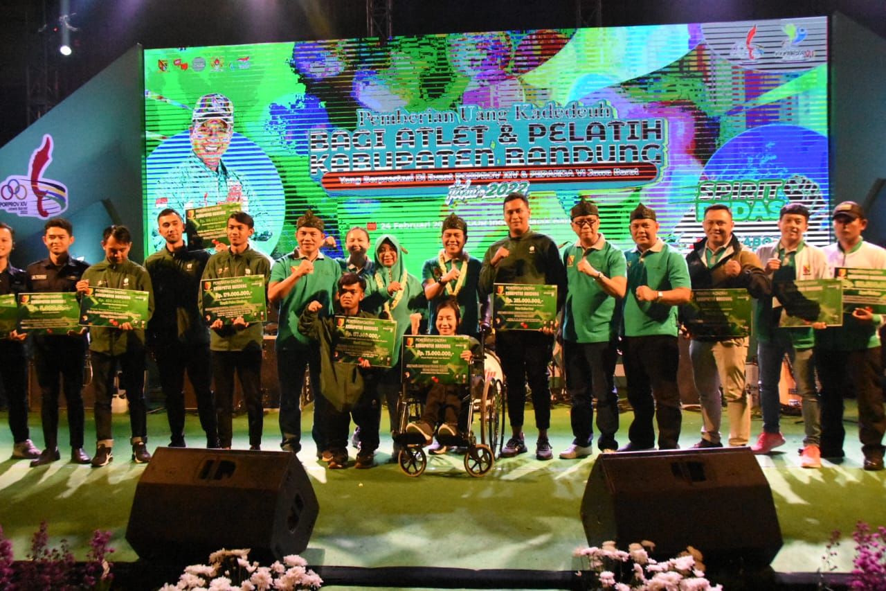 Para atlet jeung palatih Kabupaten Bandung nu dibéré uang kadeudeuh ku Bupati Bandung Dadang Supriatna.*