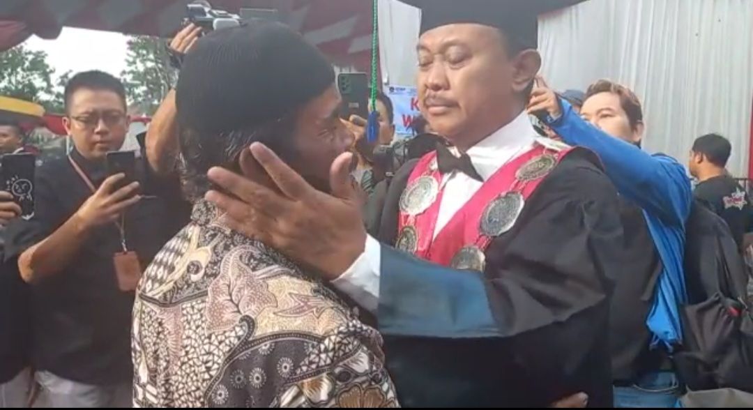 Mahrudi Jatun, ayah wisudawati Ema Muktiani, menangis dihadapan dosen UMP Purwokerto.*