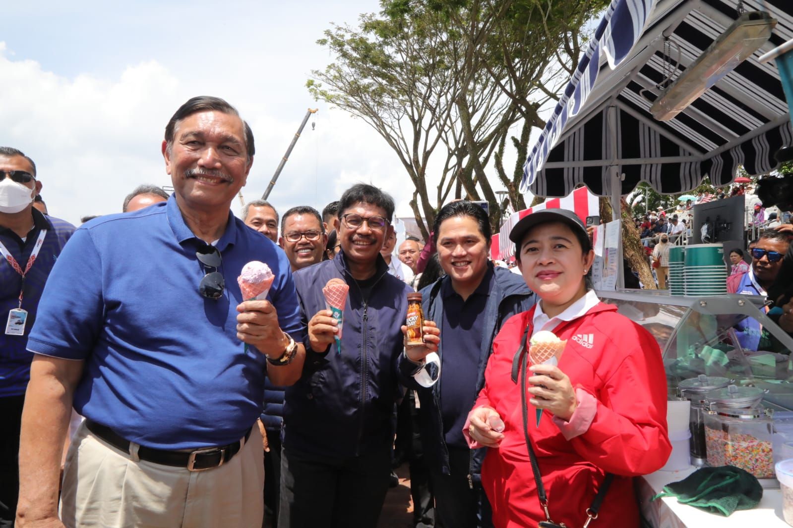 Menko Luhut bersama Menteri BUMN Erick Thohir dan Ketua DPR Puan Maharani saat menikmati es krim bikinan UMKM di kawasan event F1 Powerboat, Danau Toba, Sumatera Utara, Sabtu, 25 Februari 2023