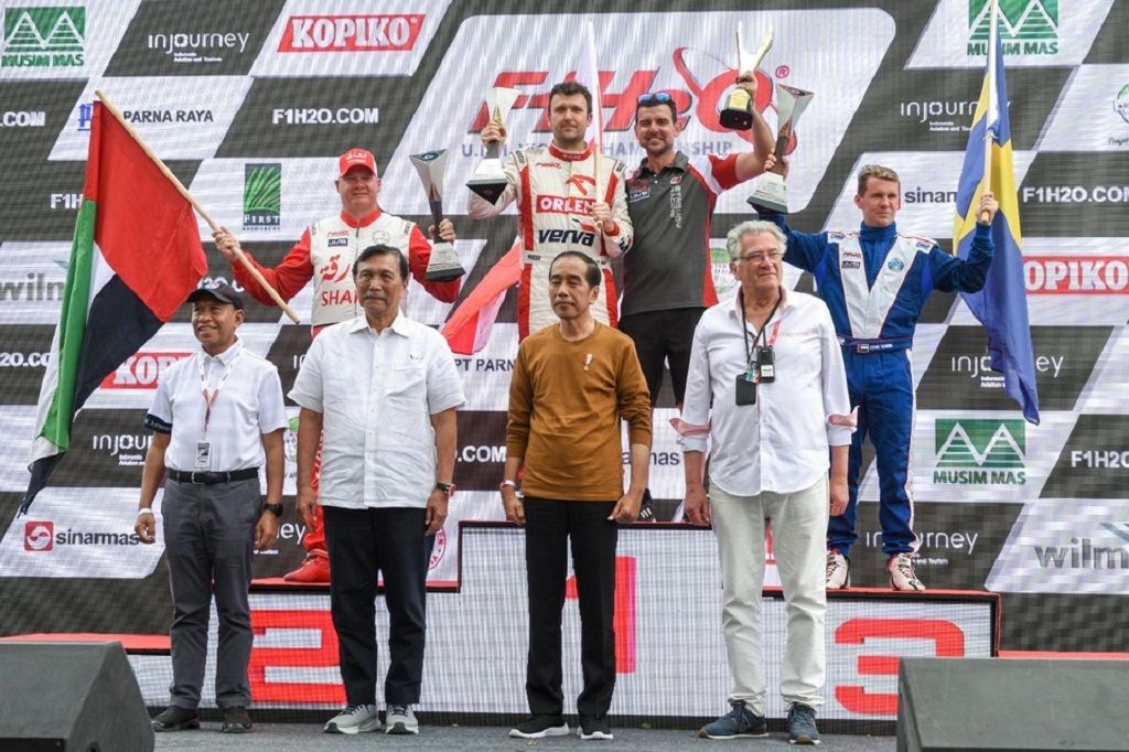 Bartek Marszalek Raih Kemenangan Perdana di F1 PowerBoat Danau Toba / 