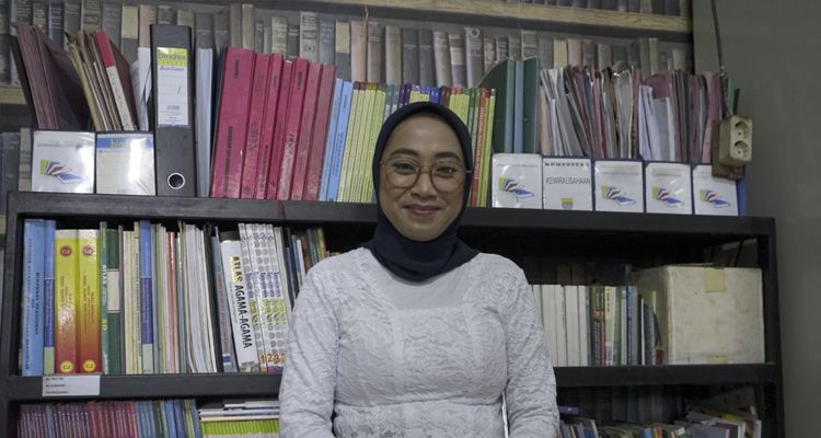Anisa Nurfaida, Guru SDN 005 Babakan Ciparay Kota Bandung mendapatkan beasiswa kuliah pascasarjana S2 di Monash University, Melbourne, Australia.