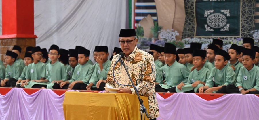 Bupati Kuningan, H. Acep Purnama ketika membuka kegiatan wisuda Tahfidz Qur'an SDIT Al Istiqomah.