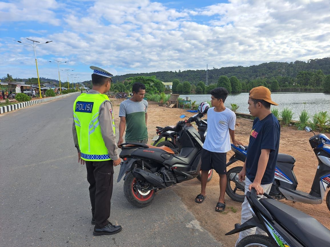 Anggota Lantas Polres Pulau Taliabu memberikan edukasi kepada pengendara sepeda motor