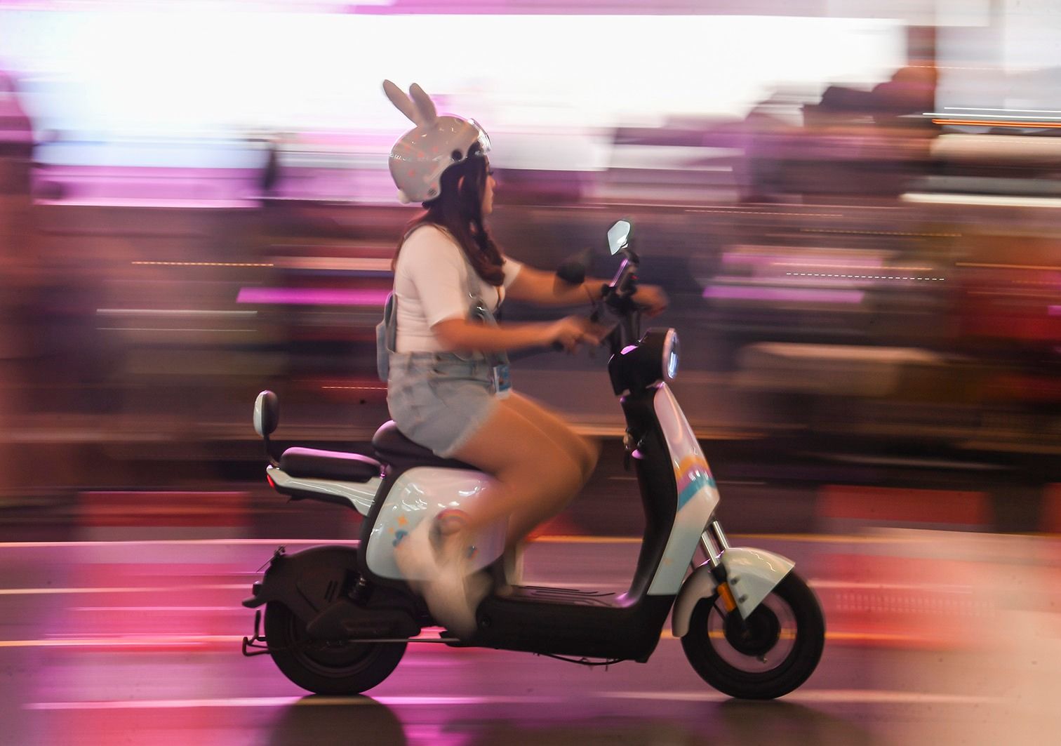 PENGUNJUNG mengendarai sepeda motor listrik pada pameran Indonesia Internasional Motor Show (IIMS) di JIExpo Kemayoran, Jakarta, Senin (20/2/2023).* 