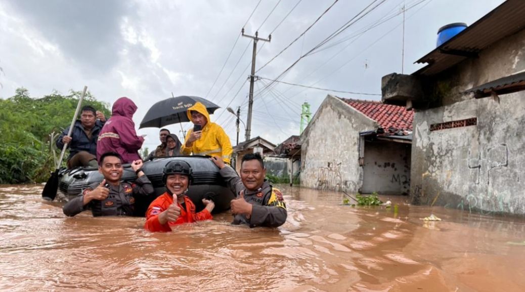 Anggota polisi Polres Karawang evakuasi warga Desa Karangligar Karawang